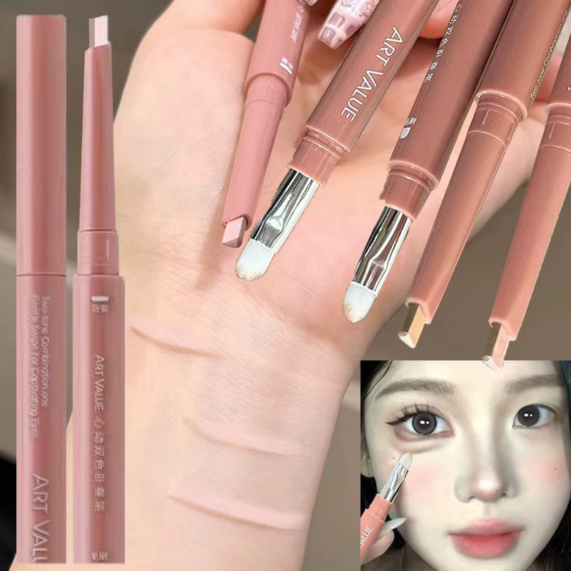 Stylo bicolore sous les yeux