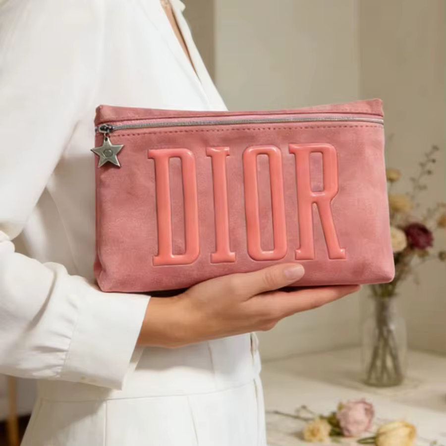 Sac cosmétique en velours rose de Dior