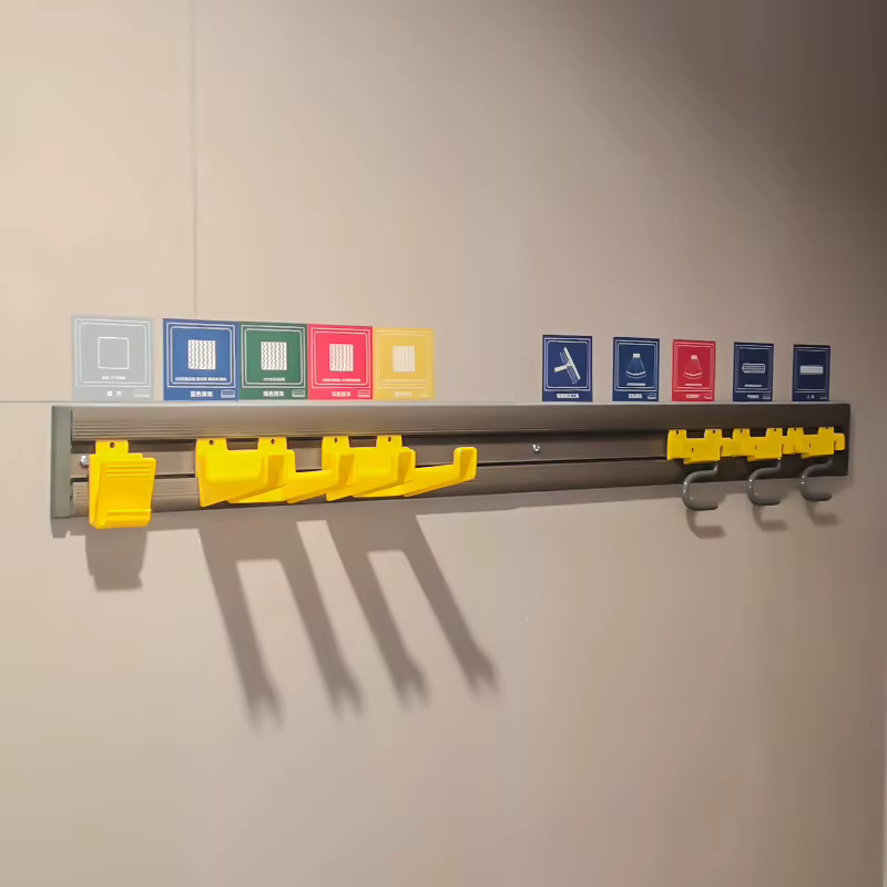 Le kit d'outils en boîte comprend des composants allongés jaunes et des petites pièces assorties multiples