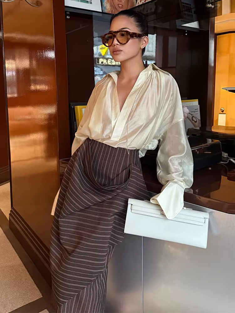 Ensemble jupe midi femme deux pièces : chemisier transparent à col en V avec ruban et jupe longue asymétrique rayée, haut ample assorti