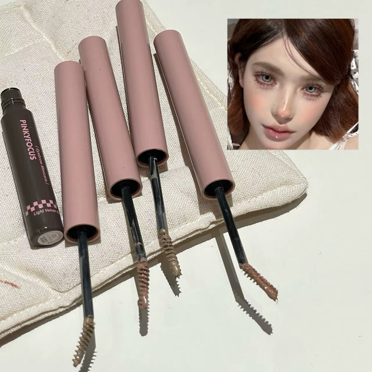 Mascara à sourcils effet velours léger, pigment durable et modulable, résistant aux taches, pour un maquillage des sourcils naturel, doux et volumineux.