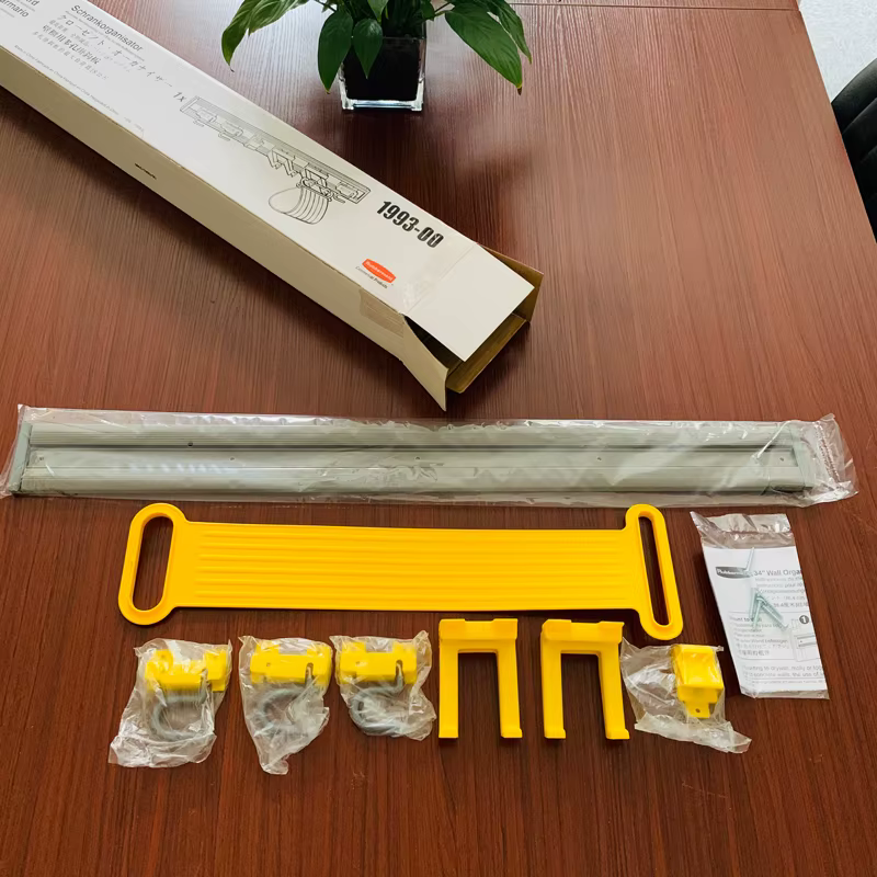 Le kit d'outils en boîte comprend des composants allongés jaunes et des petites pièces assorties multiples