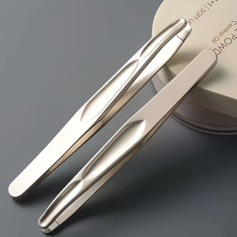 Pinces à sourcils en acier inoxydable pour une coupe précise de barbe et de moustache – Pince à épiler à tête ronde douce sur Beige clair avec design