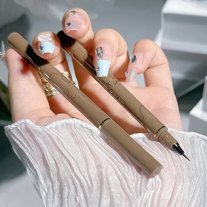 Stylo eyeliner noir ultra fin pour les yeux