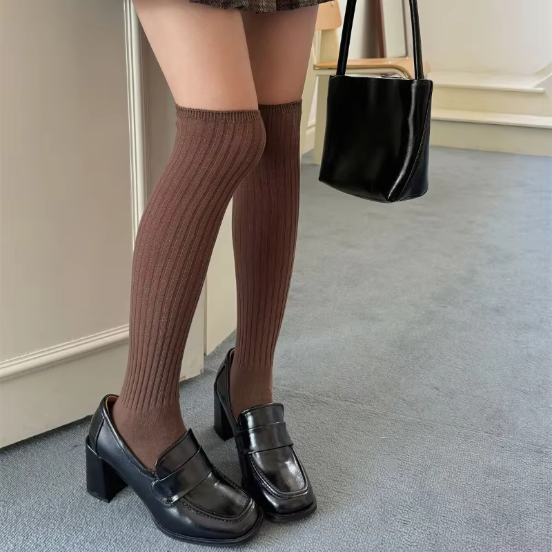Chaussettes tricotées en coton pour femmes, chaussettes longues, cuisses hautes, JK, chaussettes aux genoux pour filles, couleur unie, noir, blanc, gris
