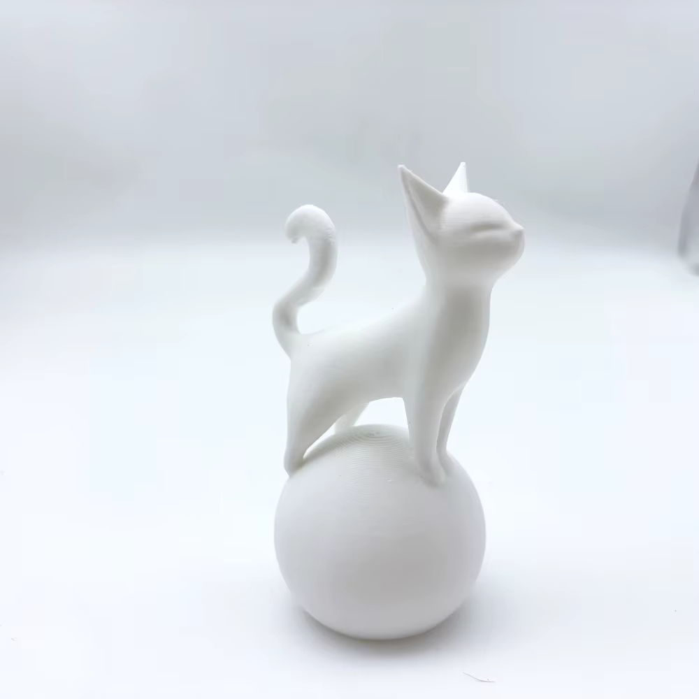 Sculpture de chat sur la boule, Statue de chat assis artistique 3D, décoration minimalement noire, ornement décoratif à Base sphérique pour chat