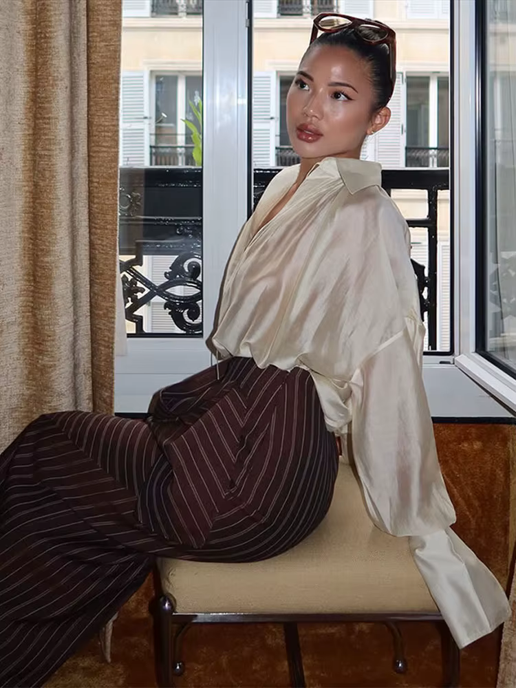 Ensemble jupe midi femme deux pièces : chemisier transparent à col en V avec ruban et jupe longue asymétrique rayée, haut ample assorti