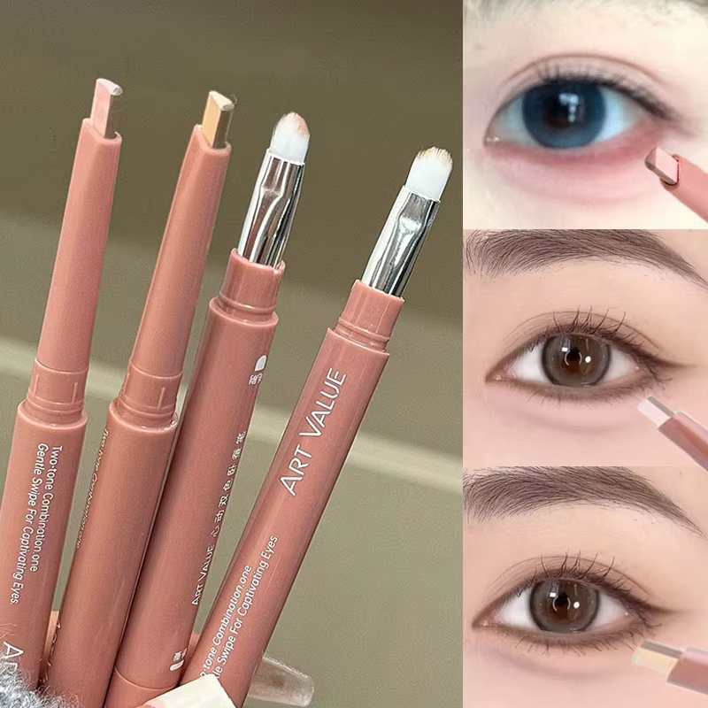 Stylo bicolore sous les yeux