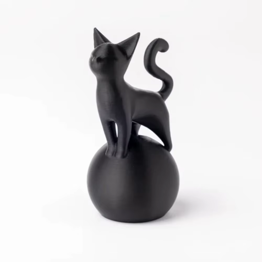 Sculpture de chat sur la boule, Statue de chat assis artistique 3D, décoration minimalement noire, ornement décoratif à Base sphérique pour chat