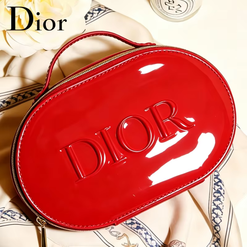 Sac cosmétique rouge de Dior
