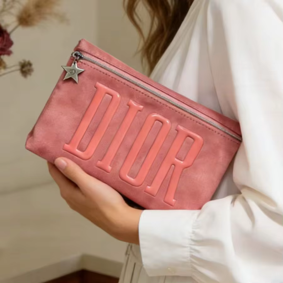 Sac cosmétique en velours rose de Dior