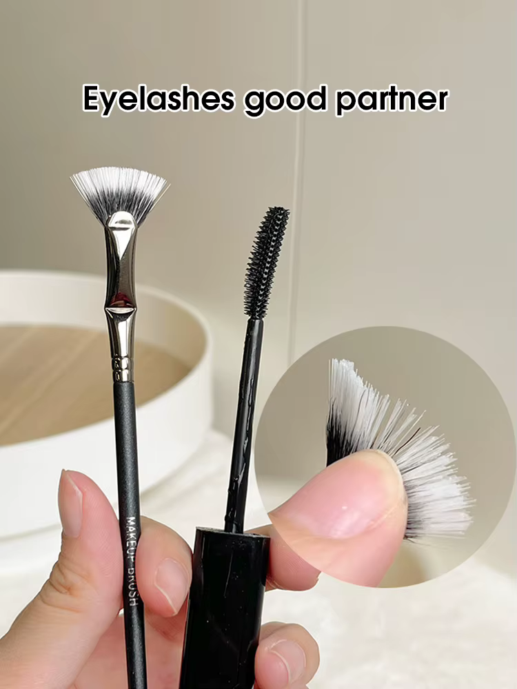 Brosse à mascara en éventail pliant