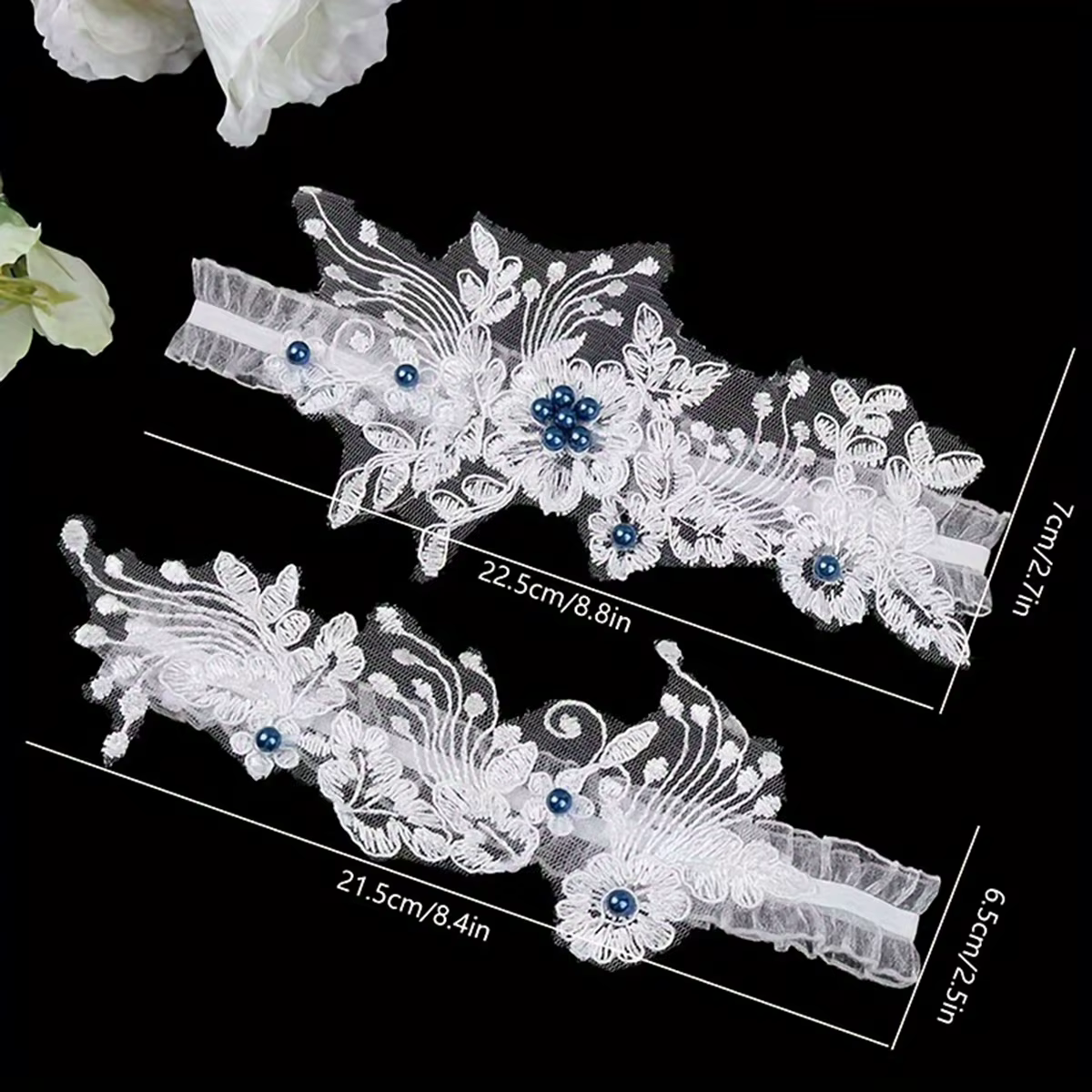 Une paire de bas de mariée pour les mariées européennes et américaines, avec des bas en dentelle bleue perlée et des attaches élastiques sexy pour les jambes