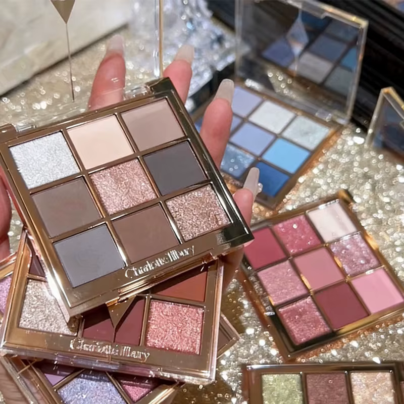 Vente flash de la marque Charlotte Tilbury : Palette de fards à paupières 9 couleurs 9g
