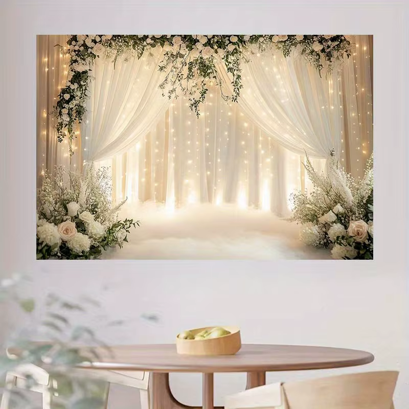 Un arche de mariage florale tendance avec des rideaux blancs et une douce éclatante beauté