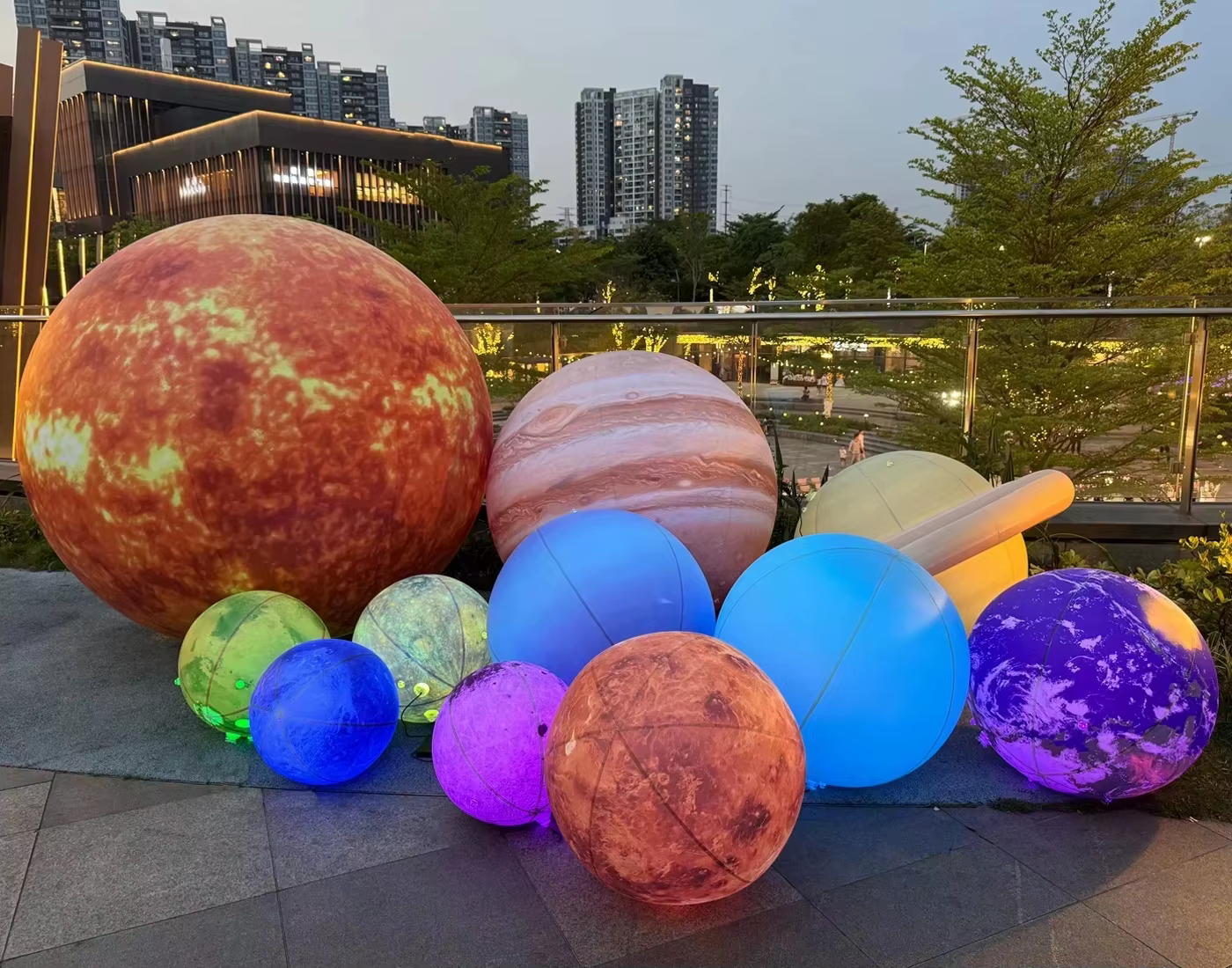 Modèles planétaires de système solaire coloré à LED, décorations Terre, Lune et Soleil, décorations d'éclairage de scène et de théâtre extérieur.