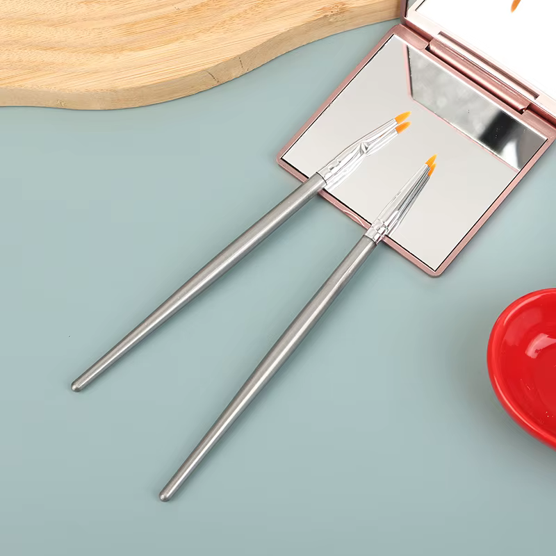 Pinceaux pour eye-liner à angle fin