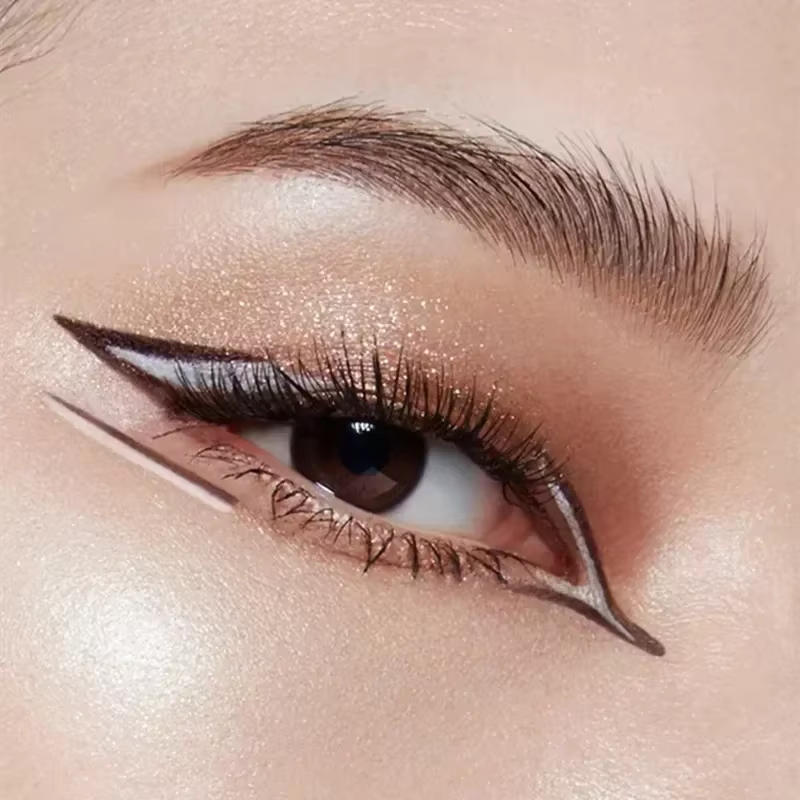 Petit crayon à sourcils à barre d'or