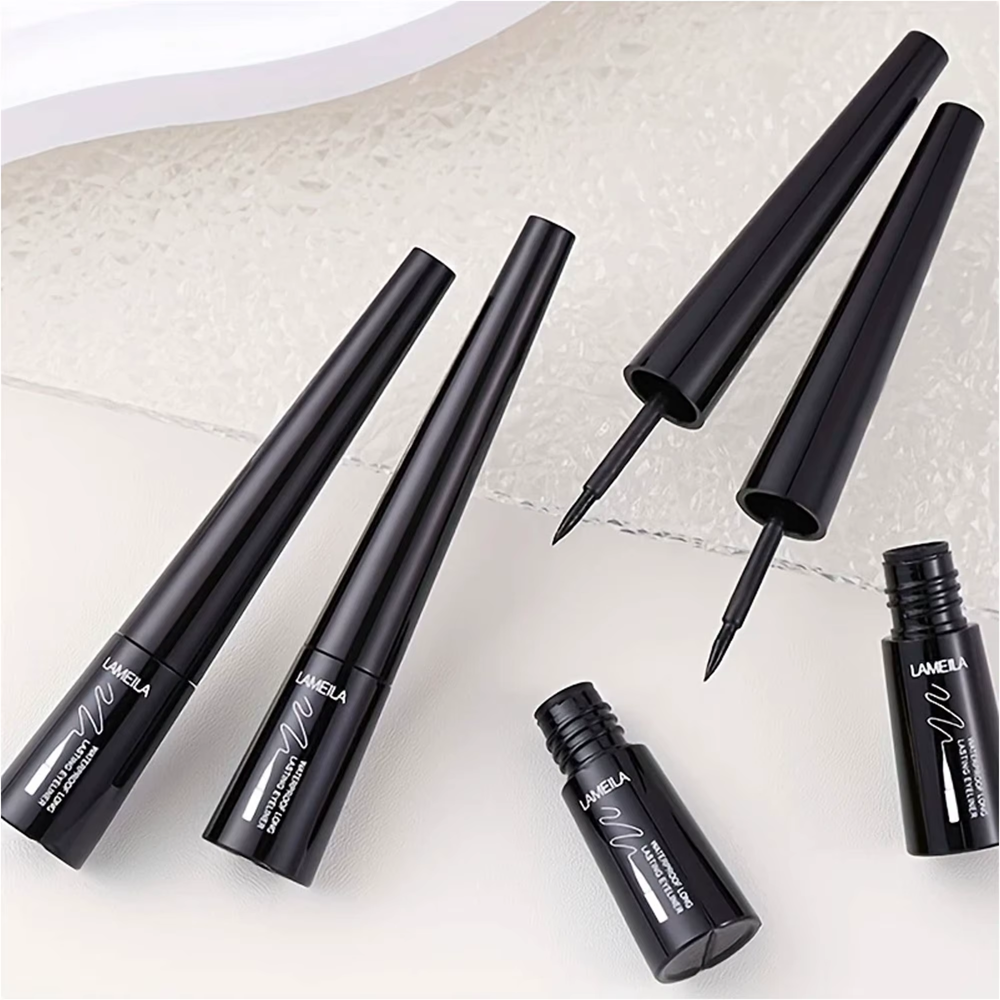 1 l'eye-liner mince est imperméable
