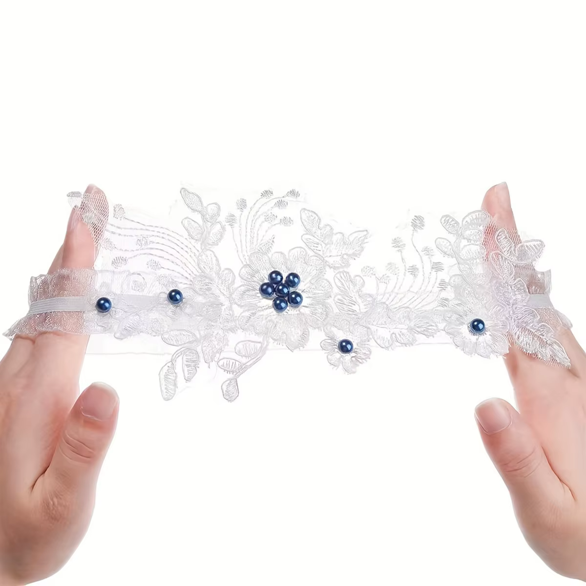 Une paire de bas de mariée pour les mariées européennes et américaines, avec des bas en dentelle bleue perlée et des attaches élastiques sexy pour les jambes