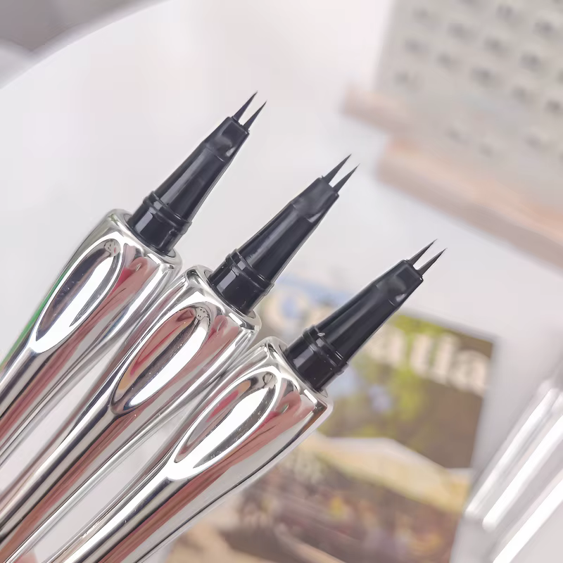 Crayon à sourcils liquide à 2 points