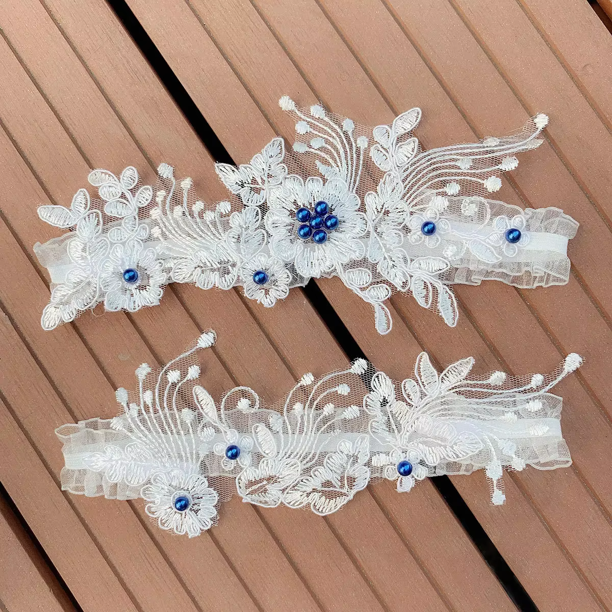 Une paire de bas de mariée pour les mariées européennes et américaines, avec des bas en dentelle bleue perlée et des attaches élastiques sexy pour les jambes
