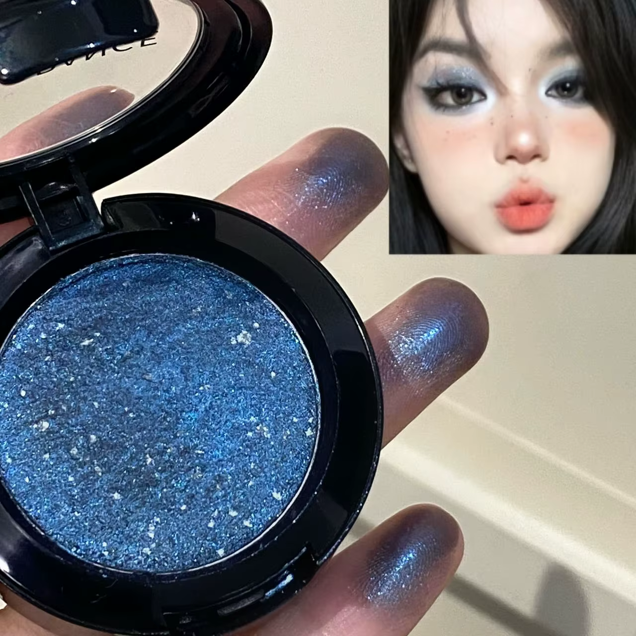 Fard à paupières bleu fumé scintillant brillant