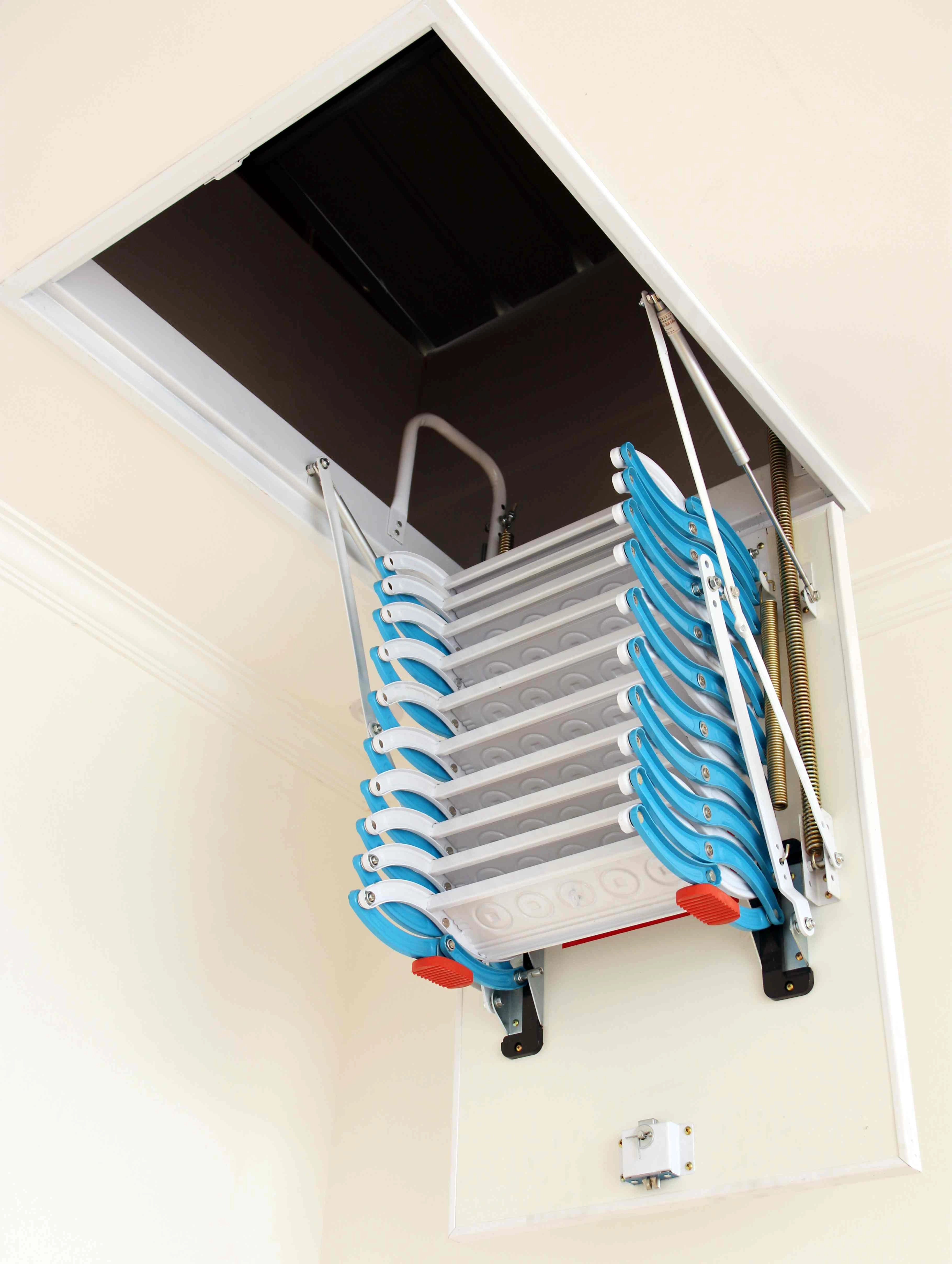 Échelle d'extension de plafond dissimulée en acier au carbone, escabeaux pliants à opération facile