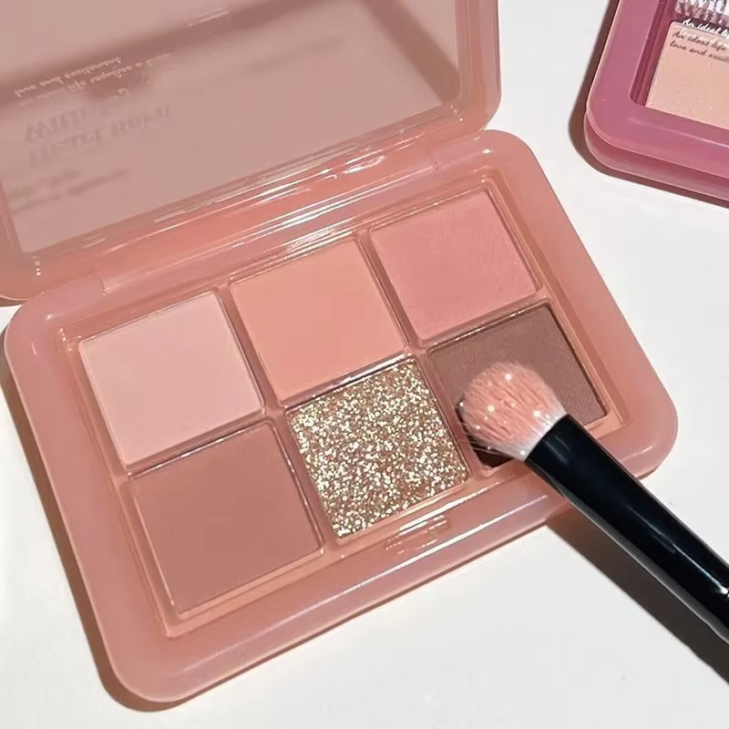Palette de fards à paupières rose clair à paillettes