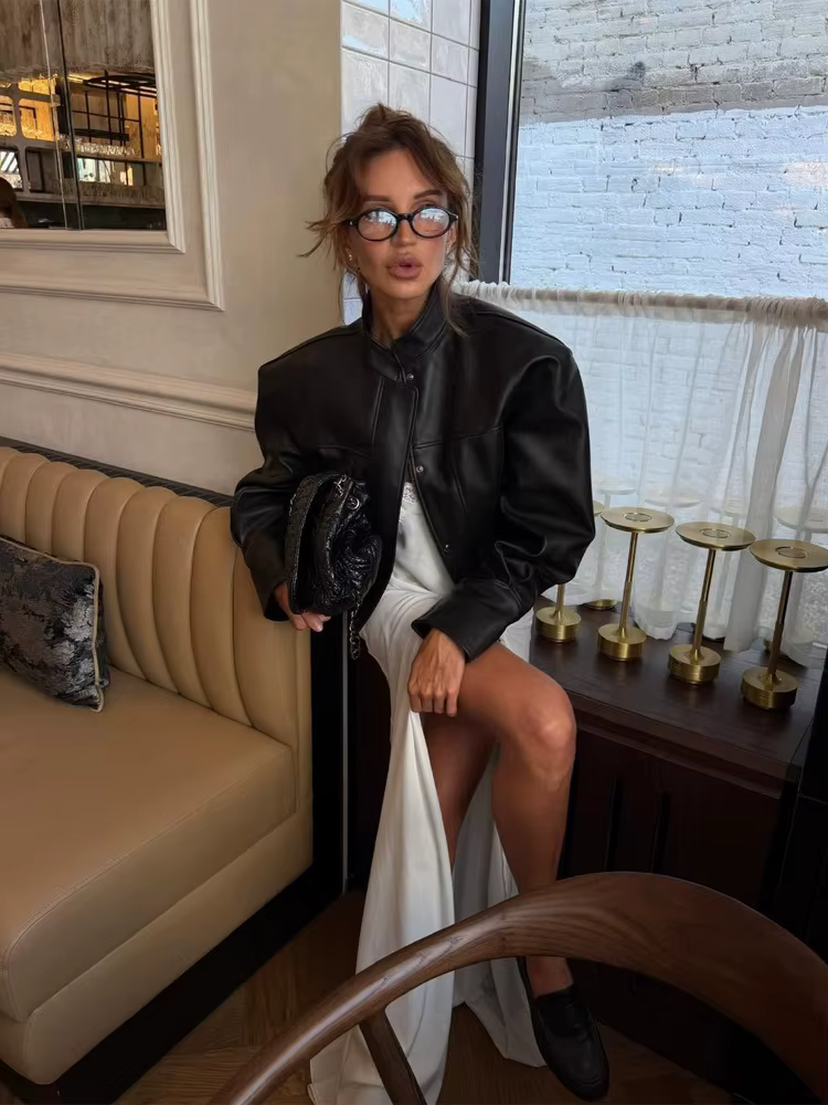 Veste courte en similicuir pour femme, col montant, fermeture éclair, épaules structurées, manches longues, style streetwear, vêtement d'extérieur en cuir court