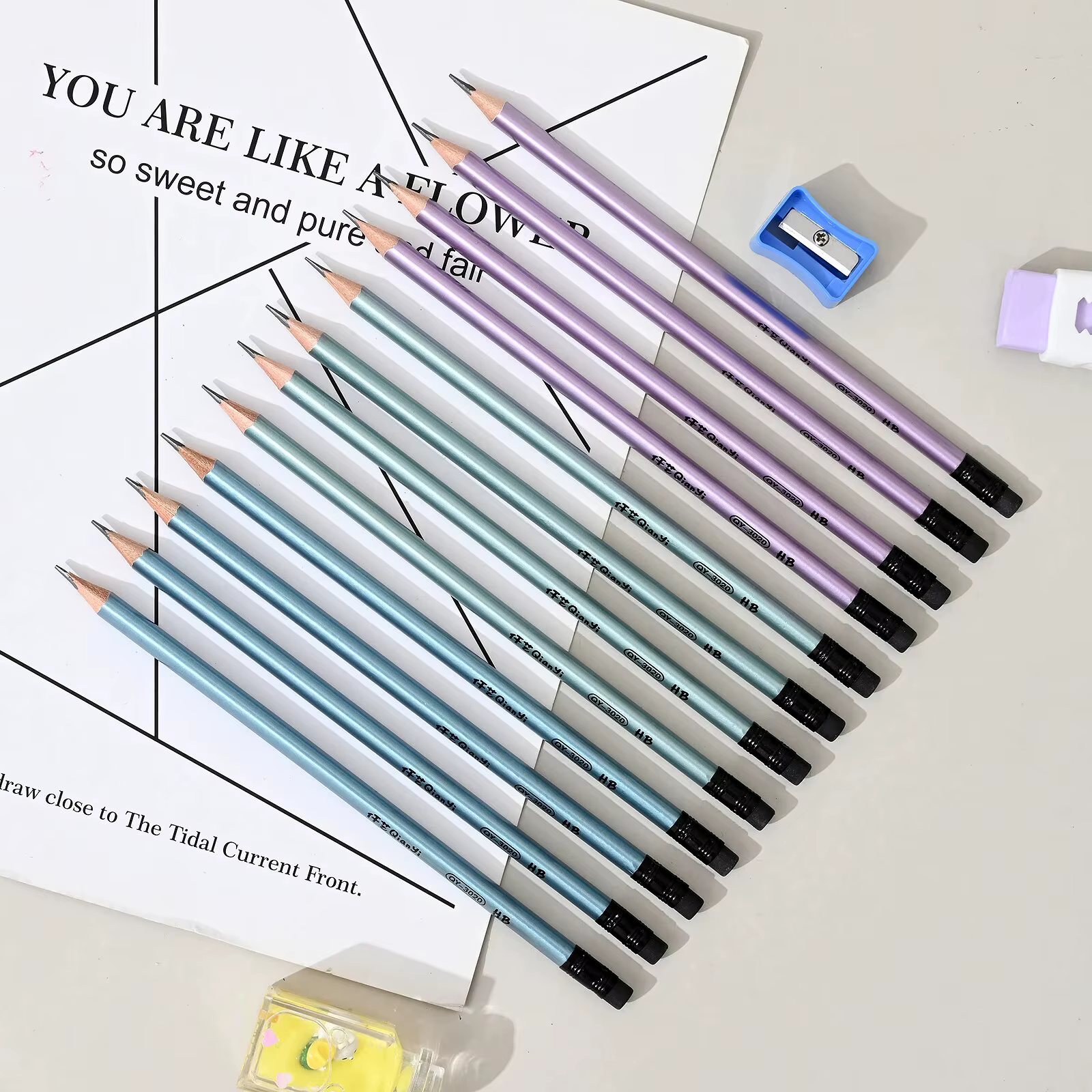 12 pièces/ensemble Crayons en bois HB 2B avec motif de dessin animé et gomme, taille-crayon gratuit, ensemble de crayons créatifs multi-usages pour étudiants