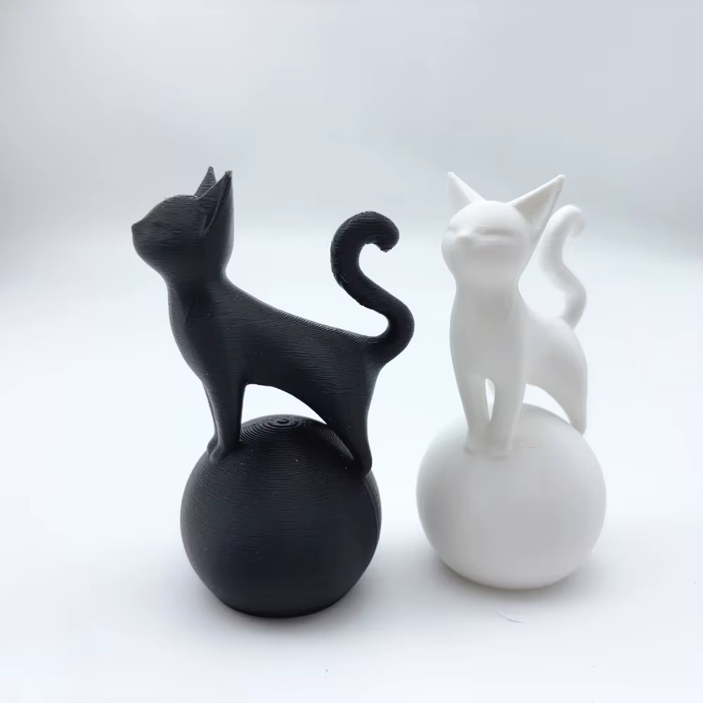Sculpture de chat sur la boule, Statue de chat assis artistique 3D, décoration minimalement noire, ornement décoratif à Base sphérique pour chat