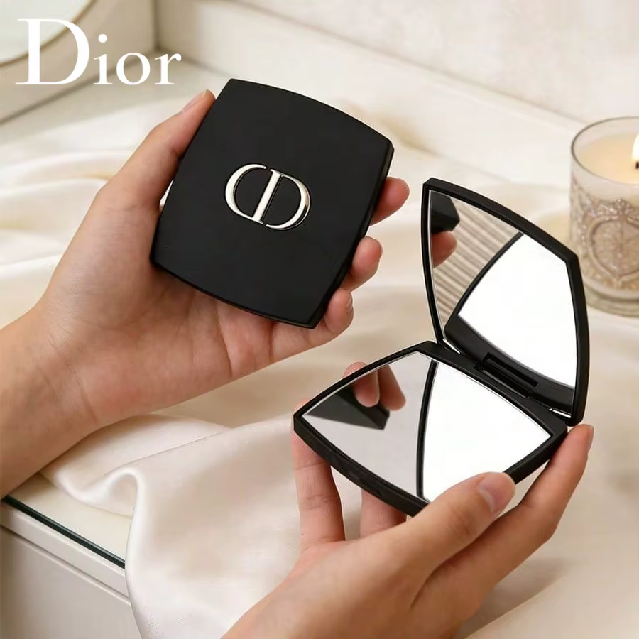 Miroir de maquillage double face portable noir élégant et luxueux Christian Dior avec logo de la marque CD
