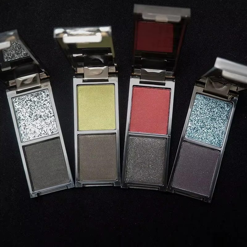 Palette de fards à paupières bicolore noir et rouge