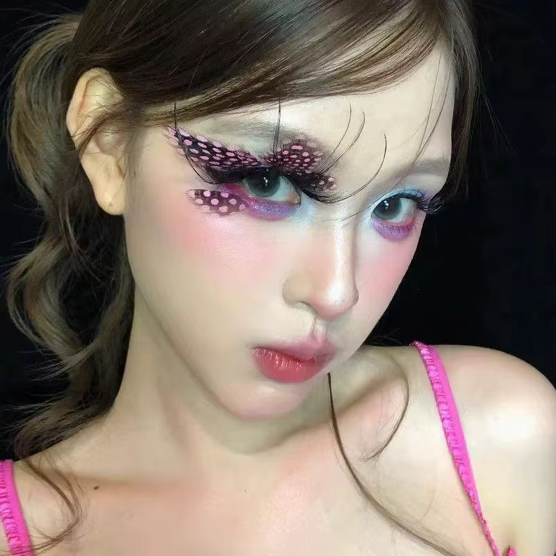 Faux cils épais et festonnés pour scène de théâtre