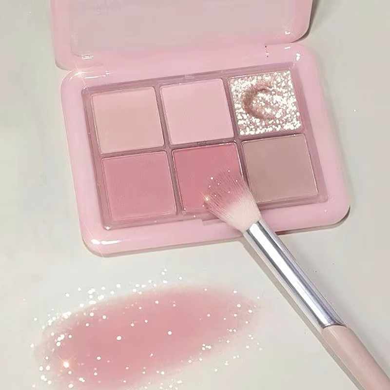 Palette de fards à paupières rose clair à paillettes
