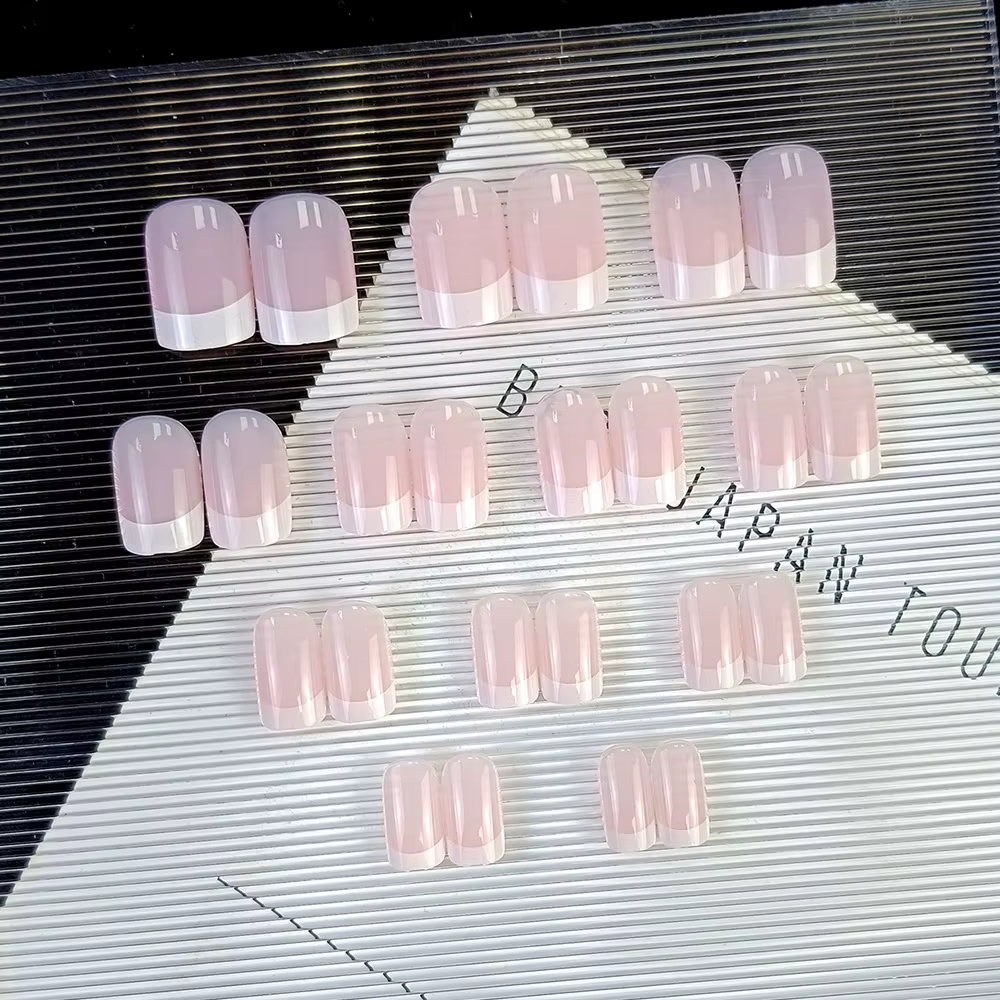 24 pièces de nouveaux ongles à pression de style français (autocollants pour faux ongles à la mode), associés à 1 morceau de colle gelée et 1 lime à ongles