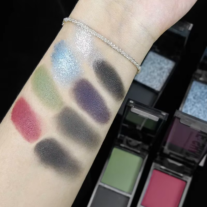 Palette de fards à paupières bleu à paillettes fumées